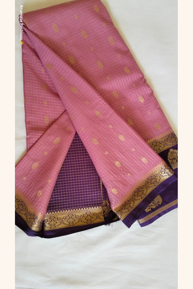 Deep purple blouse piece with gold zari border β dusty rose crepe silk saree β Arunique Fashions